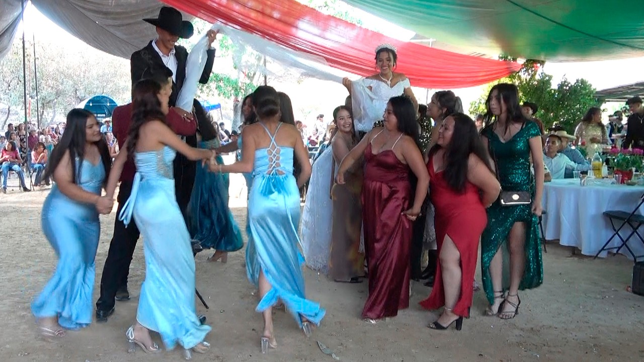 QUE HERMOSA VIVORITA DE LA MAR EN ESTA HERMOSA BODA EN PIEDRA GRANDE LUVIANOS MEXICO