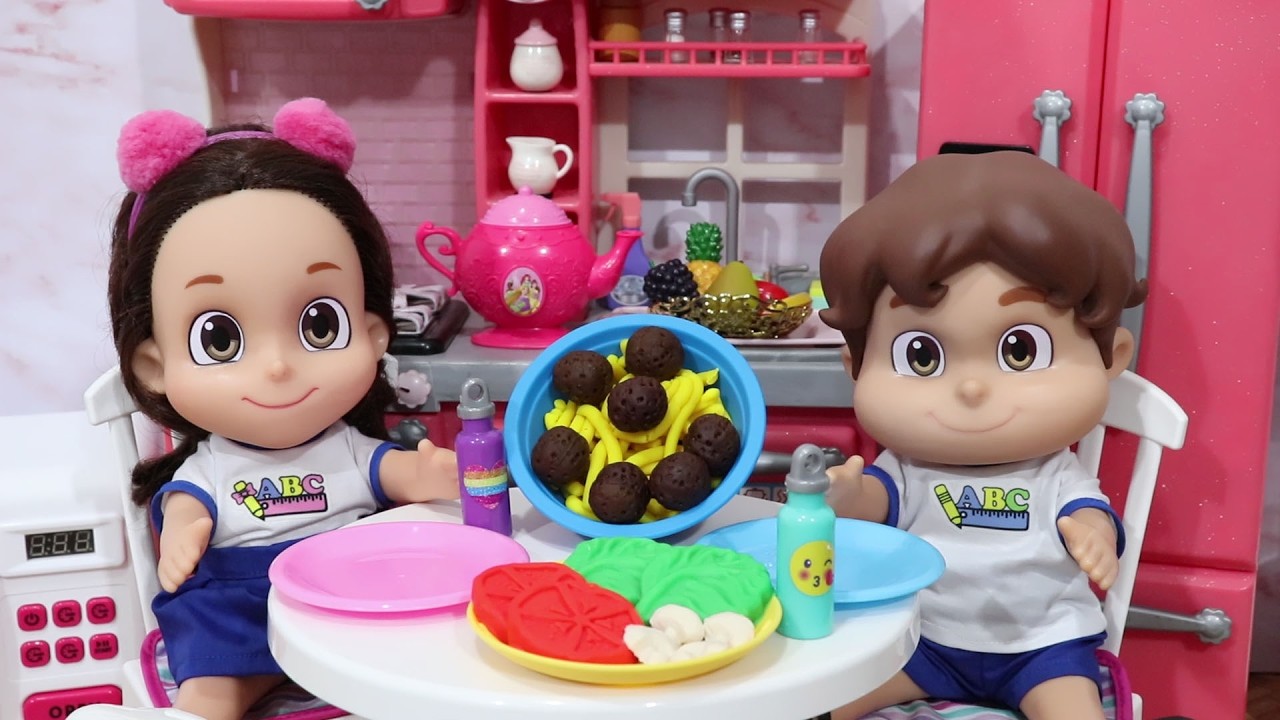 MARIA CLARA E JP NA HORA DO ALMOÇO - PREPARANDO E ENSINANDO A FAZER COMIDINHA  DE MASSINHA