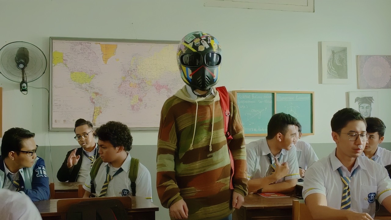 Garçon trop beau obligé de porter un casque à l’école pour éviter de choquer les filles