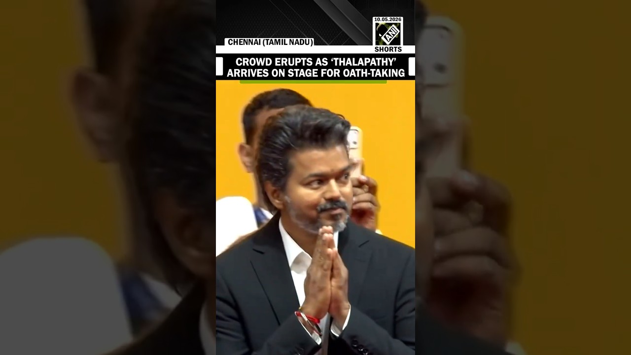 ZOBACZ: Tłum wybucha, gdy szef TVK Vijay &bdquo;Thalapathy&rdquo; wchodzi na scenę, aby złożyć przysięgę