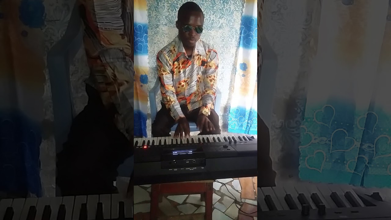 interprétation de tongo etana avec le Frère Jeremie mbuyi piano