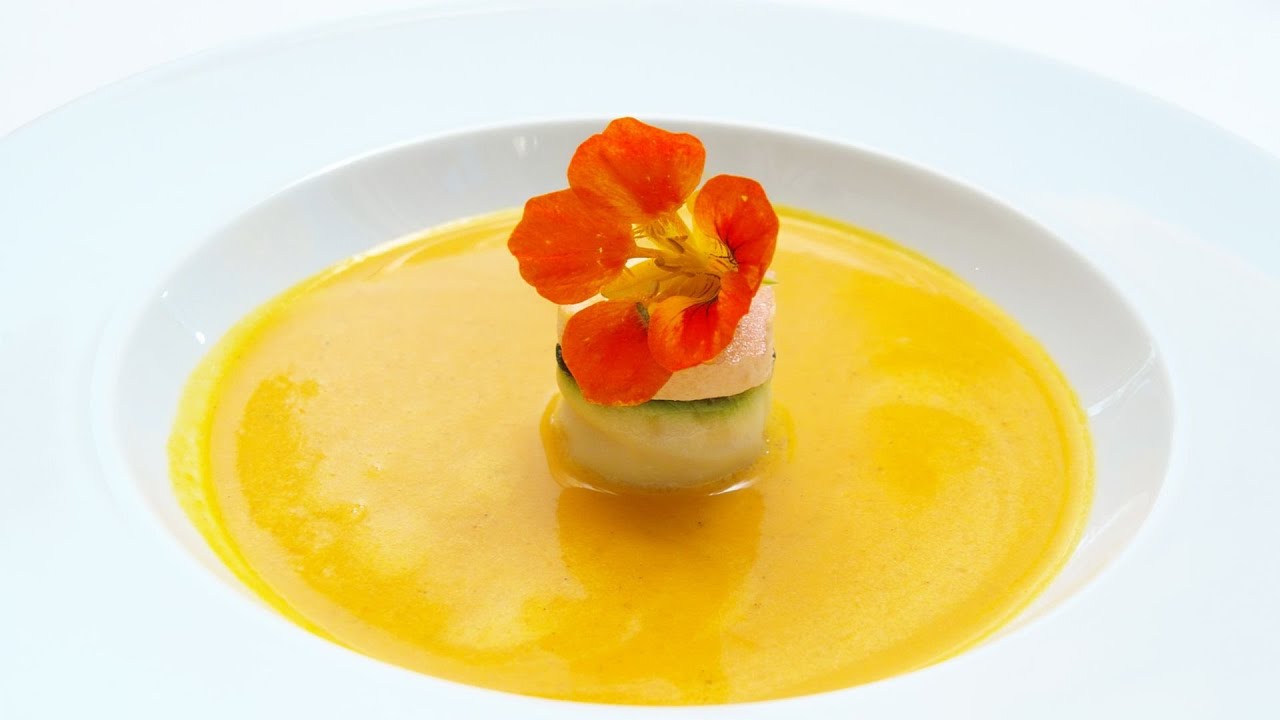 So kocht der Profi Hokkaido-Kürbissuppe mit Jakobsmuschel-Lachstörtchen@TopfguckerTV#rezept #diyfood