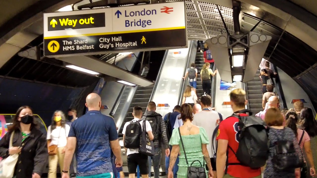 Busy Morning at London Bridge Station - 8 Sept 2021 | London Walk [4K]