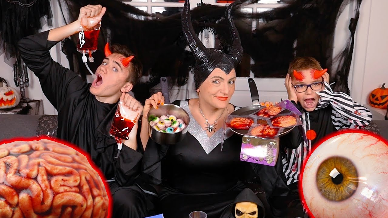 ON MANGE DES YEUX et DU CERVEAU, ON BOIT DU SANG 😱🤢 - Dégustation Halloween en famille