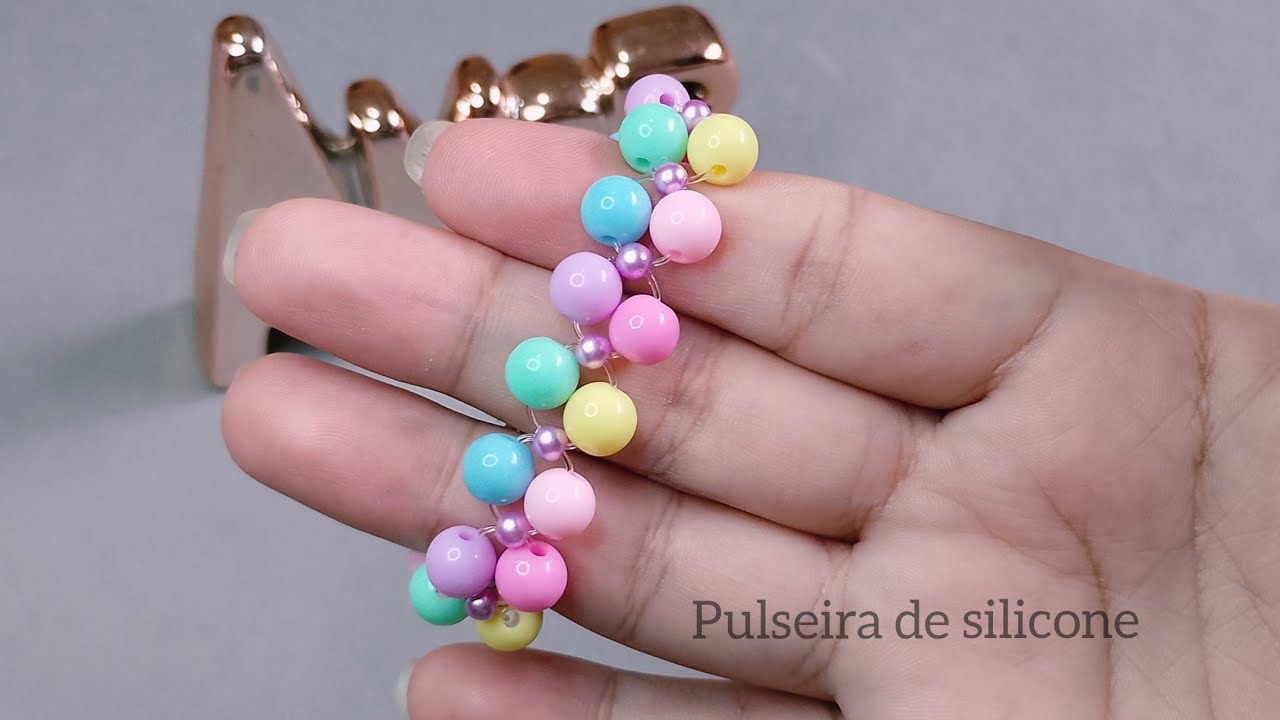 Pulseira de miçangas infantil no fio de silicone.