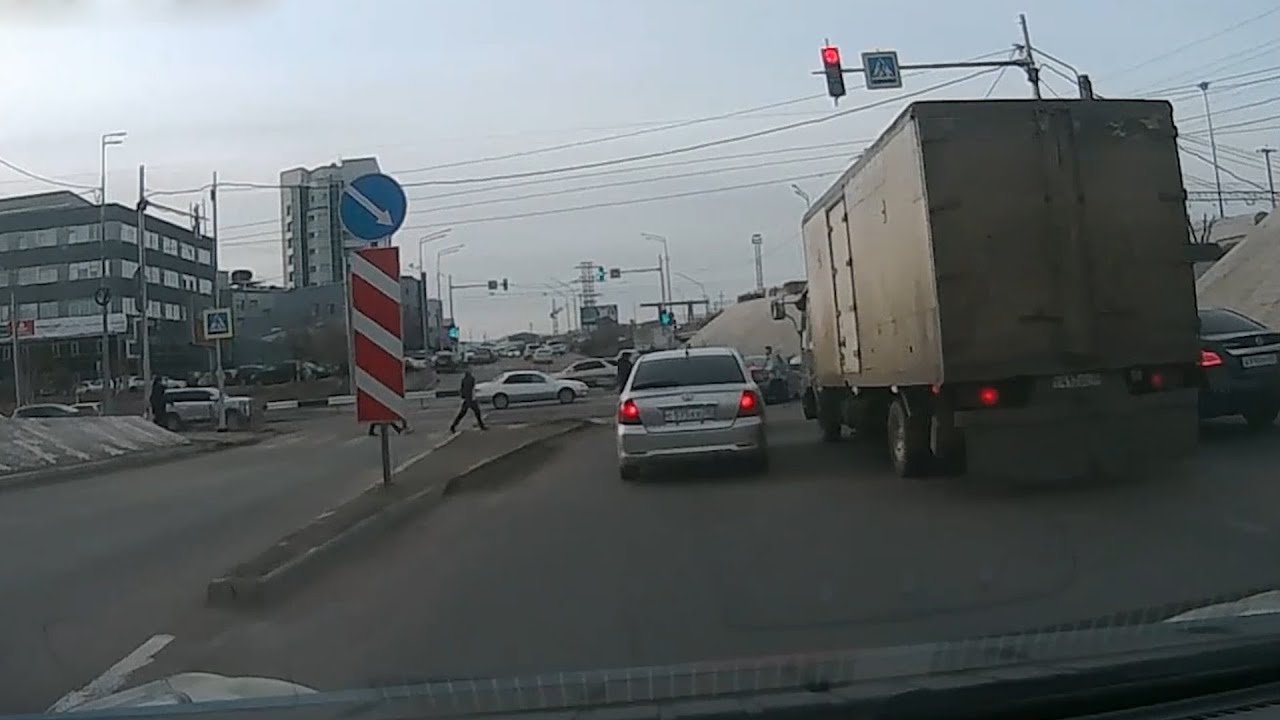 «Бодаются» с трамваями и притворяются пешеходами. Улан-удэнские «автохамы» не перестают поражать