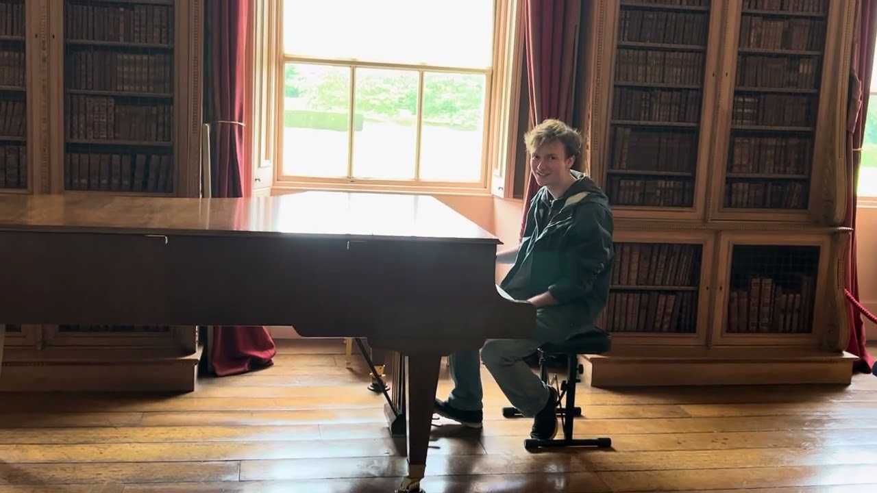 Heath plays piano at Howard Castle