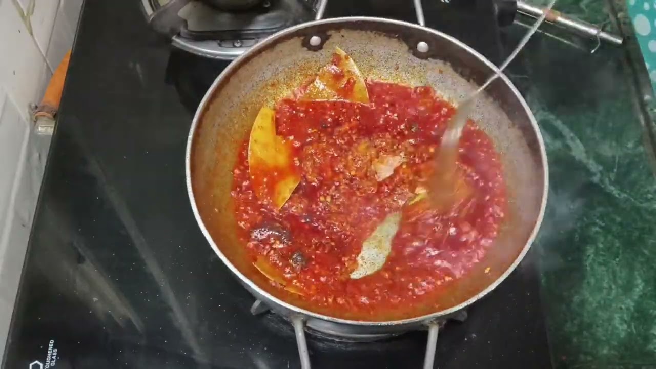 “Spicy Chicken Gravy Recipe 🔥 | Easy & Tasty Chicken Curry#कोकणी ठेचा 