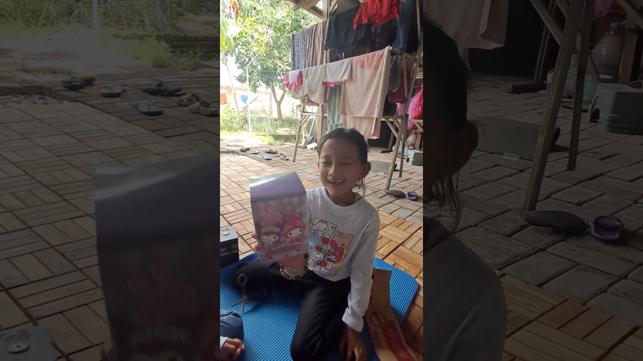 kakak dan adek buka blindbox 
