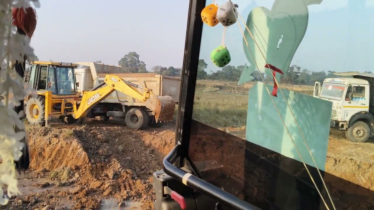 JCB 3DX dumper loading