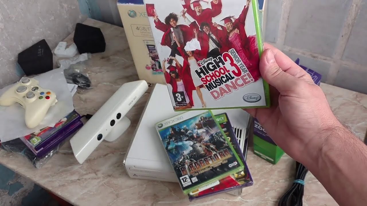 Редкий, белый Xbox 360 Slim.