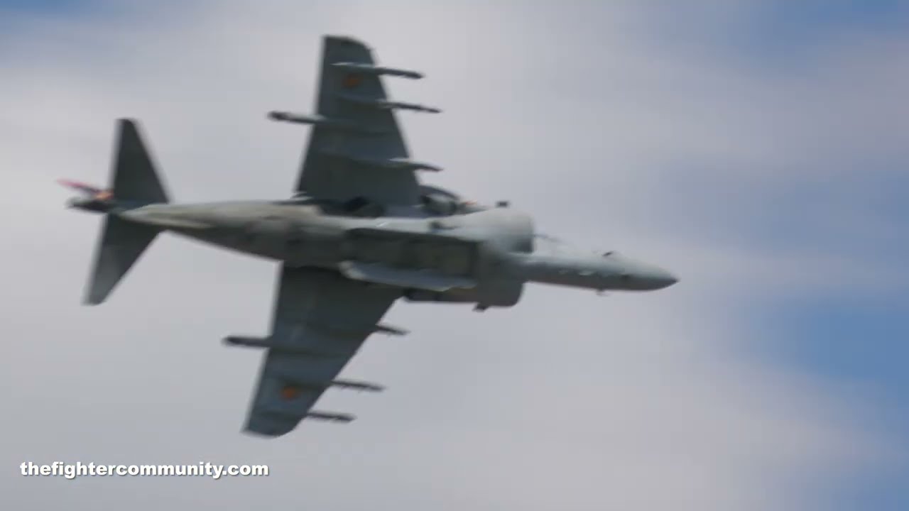 (4K) Exhibición Harrier de la Armada en el Air Tattoo 2024. Spanish Navy Harrier Display RIAT 2024.