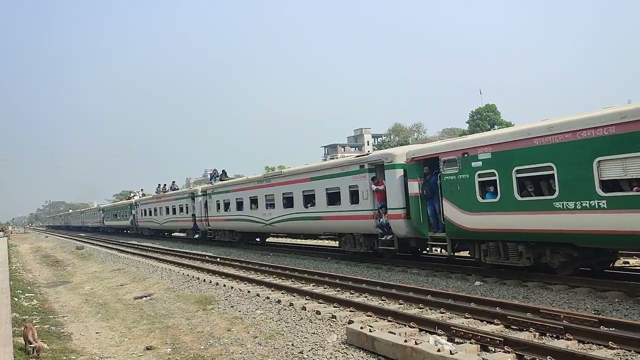 এক ঝাঁক যাত্রী ছাঁদে নিয়ে উপকূল এক্সপ্রেস যখন টঙ্গী জংশন অতিক্রম করে... 