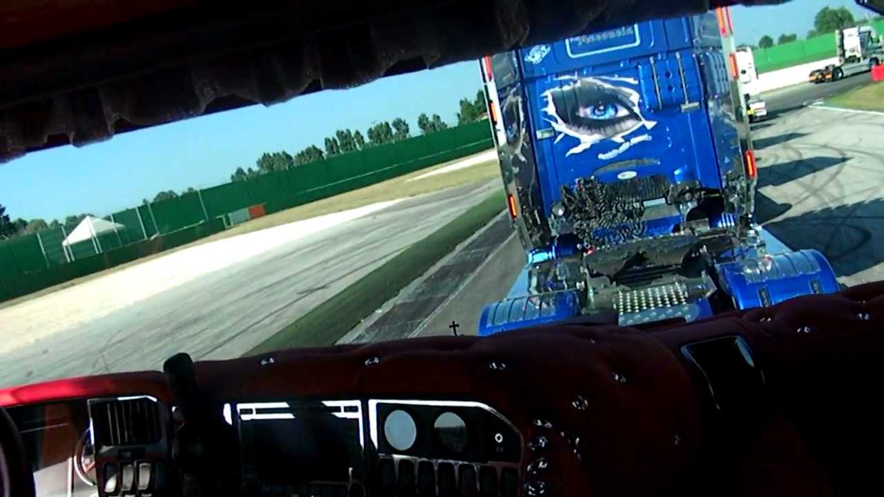Raduno misano adriatico sfilata con scania Flli Acconcia Dark Diamond