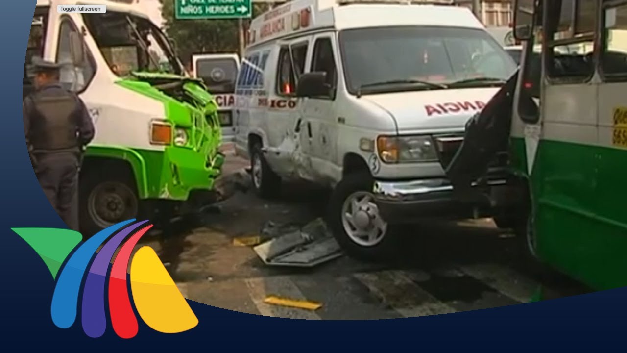 Microbús choca contra ambulancia