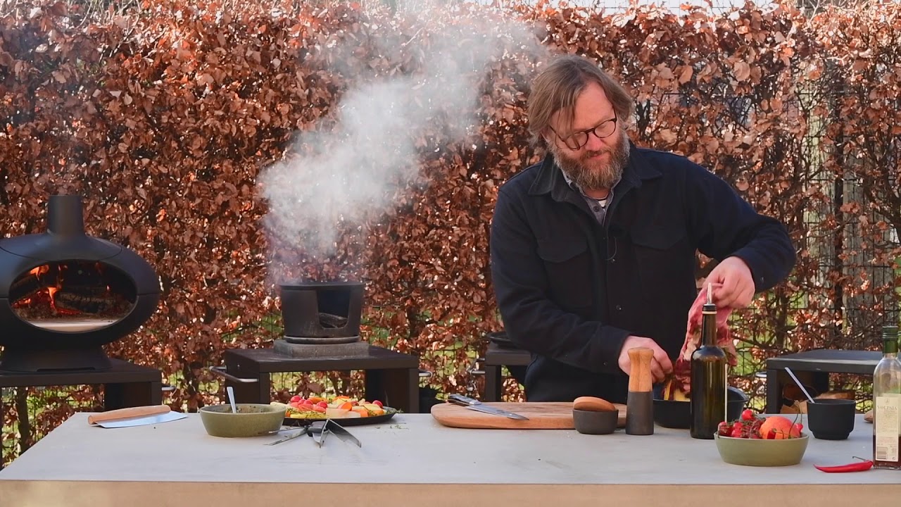 ”Butterflied” lammekølle. Retten kan tilberedes på Grill 17, Forno samt vores Forno Gas grill.