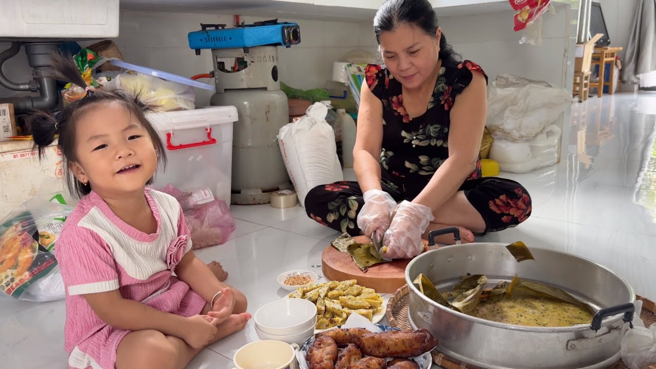 V&ocirc; bếp học hỏi mẹ chồng c&aacute;ch l&agrave;m b&aacute;nh chuối hấp v&agrave; l&agrave;m b&aacute;nh chuối chi&ecirc;n gi&ograve;n rộp rộp để l&acirc;u vẫn gi&ograve;n