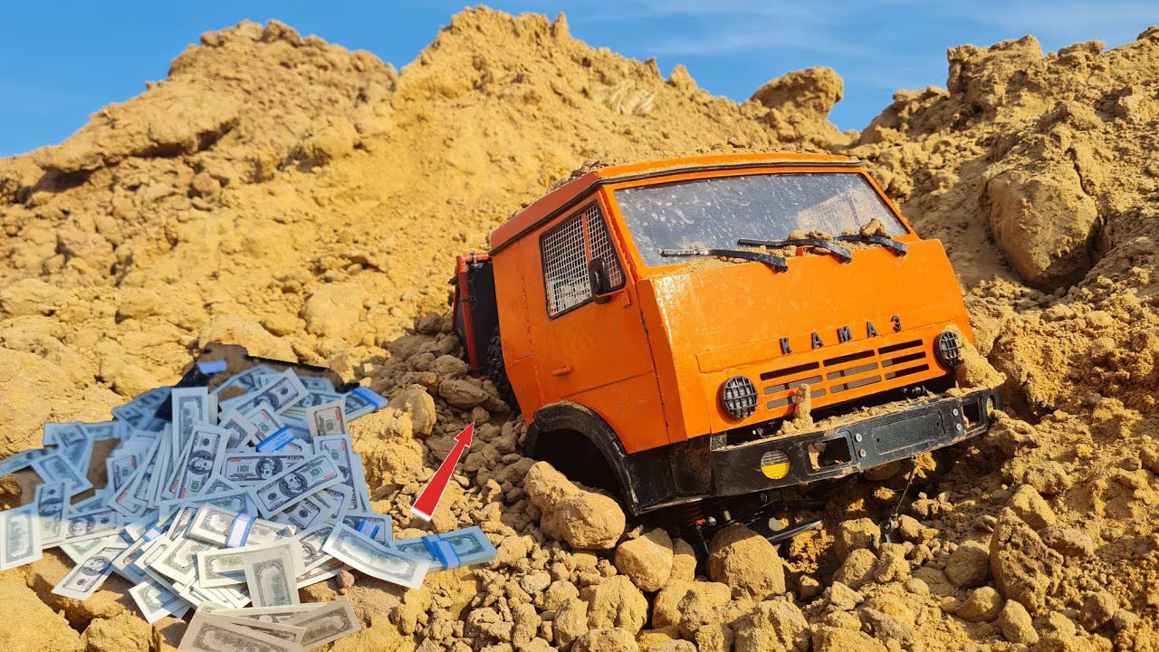 Нашли КАМАЗ, а в нем 500 000$ ... Заброшенный грузовик 4x4 в песках.
