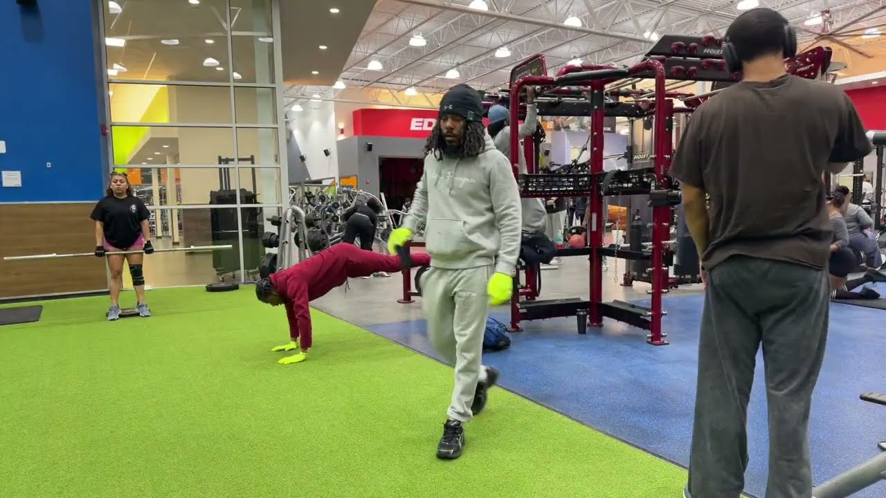 Training with my lil bro @ZayStayBck  (chest day stream) 