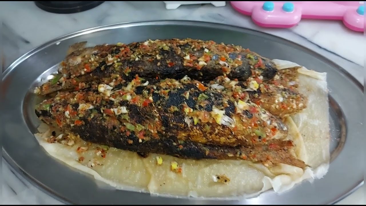 سمك مشوى فى البيت بتتبيلة سهله وبسيطة والطعم خيال وبدون كتمت البيت بالدخان