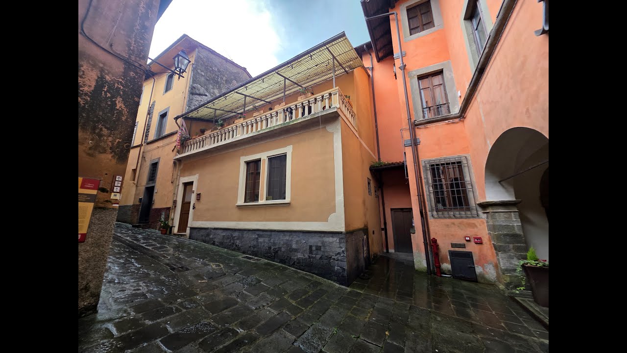 Casa di corte indipendente nel centro storico di Gallicano in Garfagnana. Richiesta € 100.000.