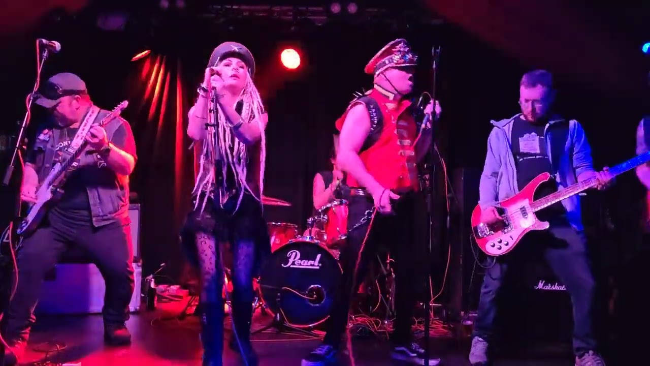 Aoife Destruction & The Nilz / Beaten up by bigger girls