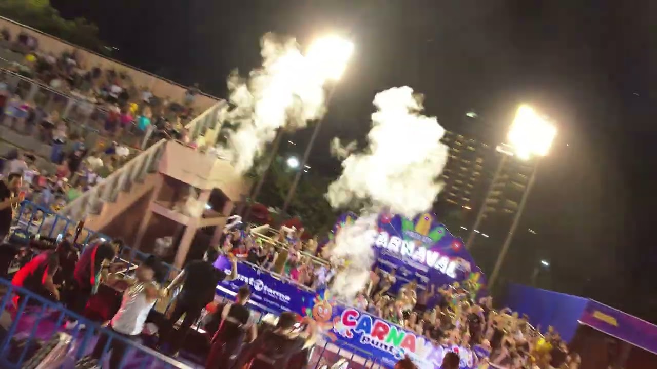 Así se presentó en los Carnavales Encarnacenos el reconocido dúo musical Brenno y Matteus. 