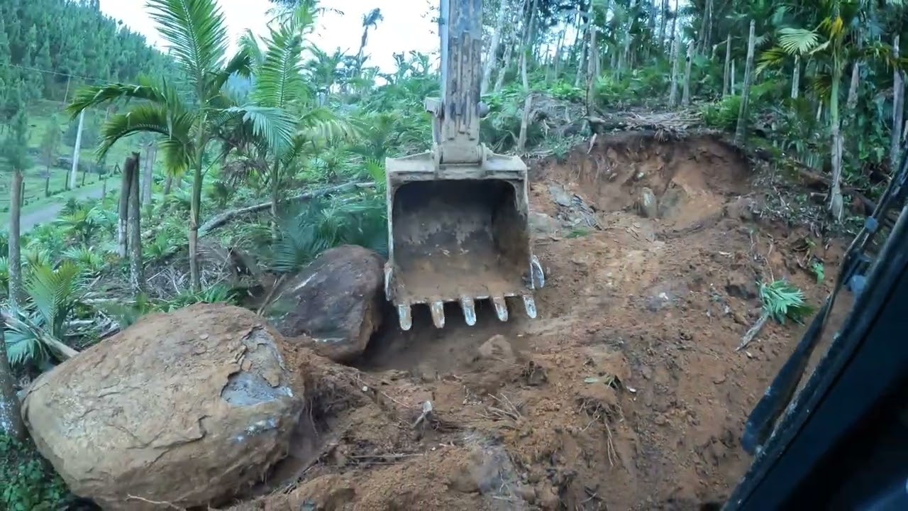 Escavadeira abrindo estrada e fazendo lote