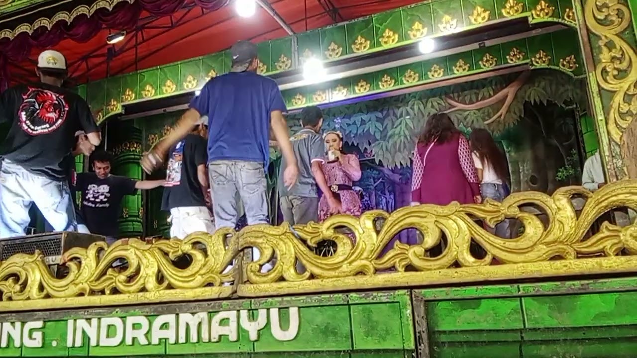 Lagu goyang lageday voc. Nok Anis Agustina versi sandiwara Dwi warna dari desa santing show desa mjs