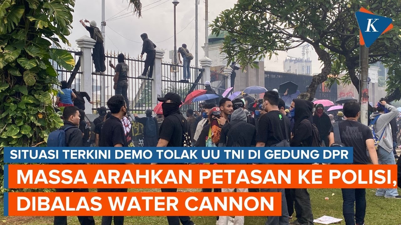 Demo Tolak UU TNI di DPR: Massa Arahkan Petasan ke Polisi, Dibalas Tembakan Water Cannon
