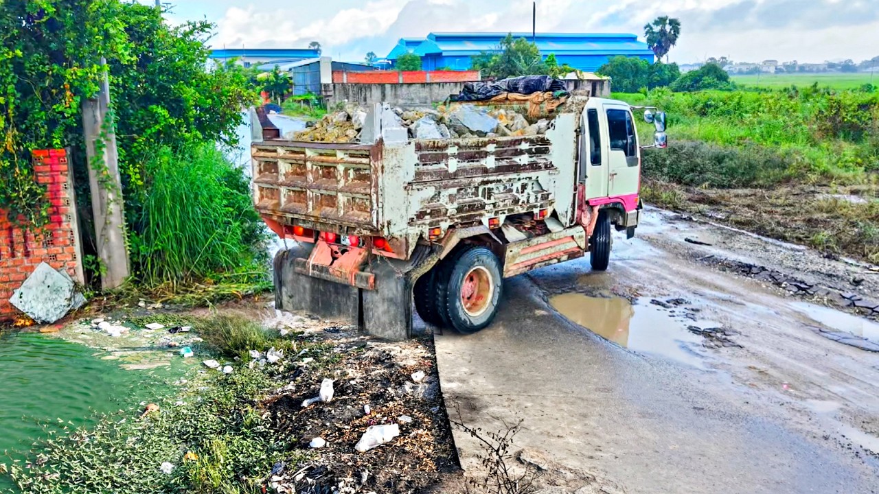 Start New Project Landfill in Flooded ! Bulldozer Komat'Su D20P Pushing Stone with 5ton Trucks