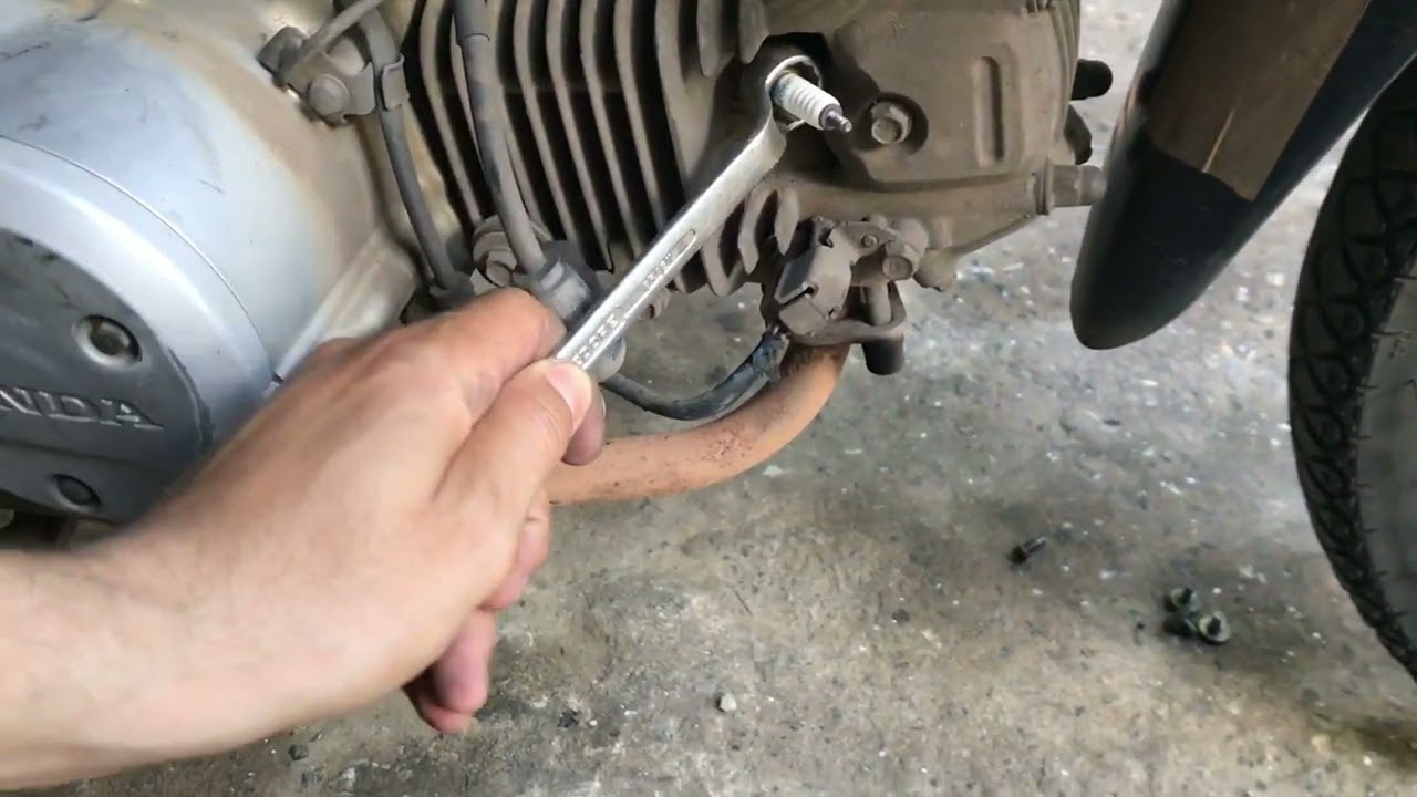 COMO TROCAR A VELA DA BIZ 125 ?