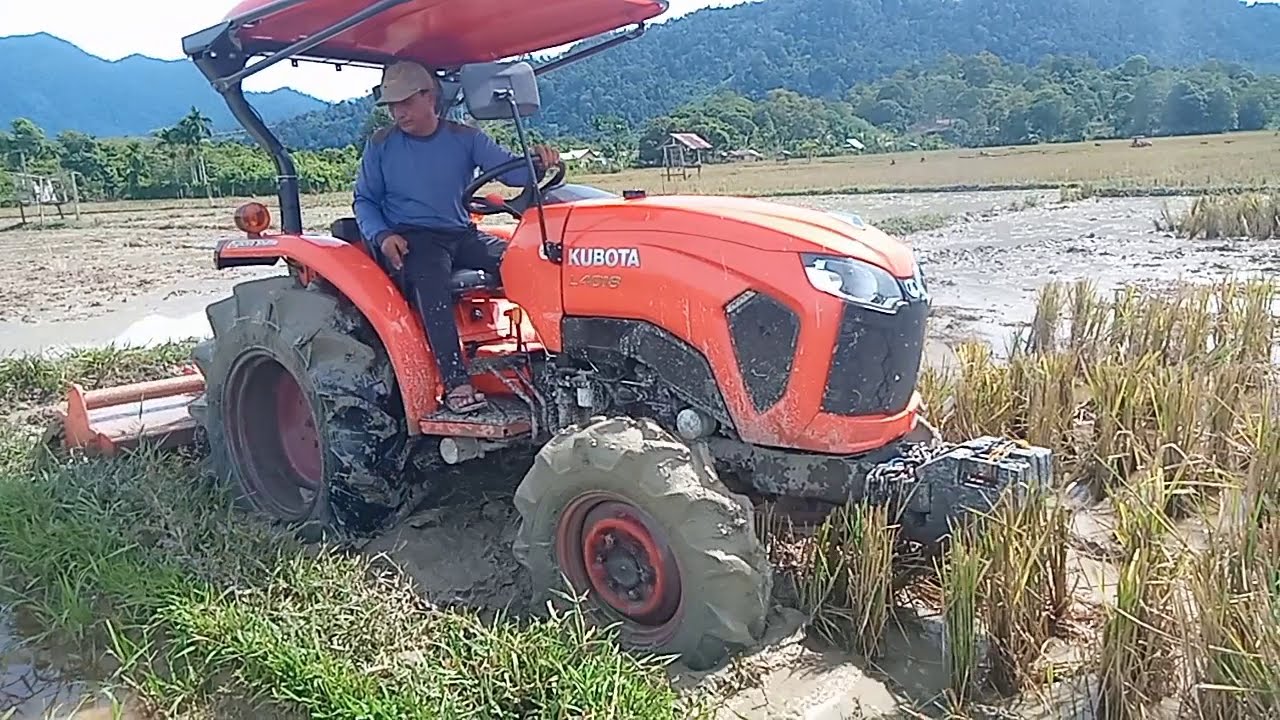 Kubota L4018 Membajak Sawah Dengan Cepat dan Praktis