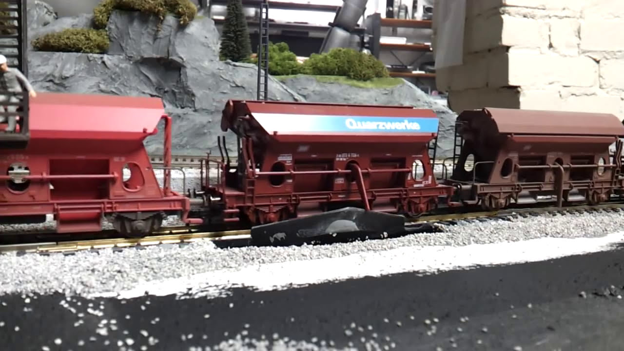 Self unloading model railway wagons