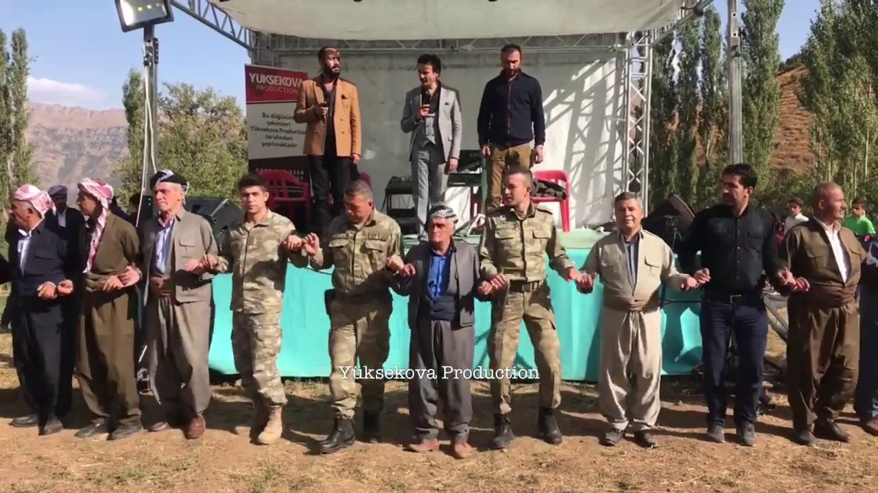 Askerler, k&ouml;yl&uuml;lerle halay &ccedil;ekiyor! - Derecik