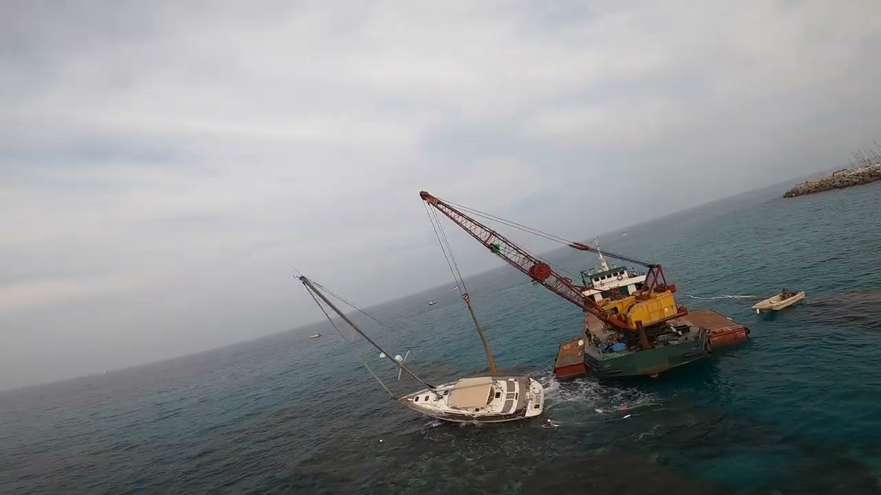 Recupero barca a vela sugli scogli, San Foca (LE)