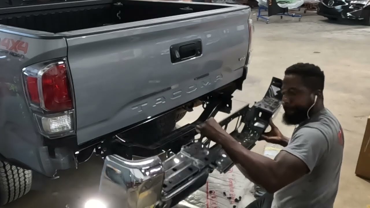 Снятие заднего бампера Toyota Tacoma 2021 года без перемещения фаркопа