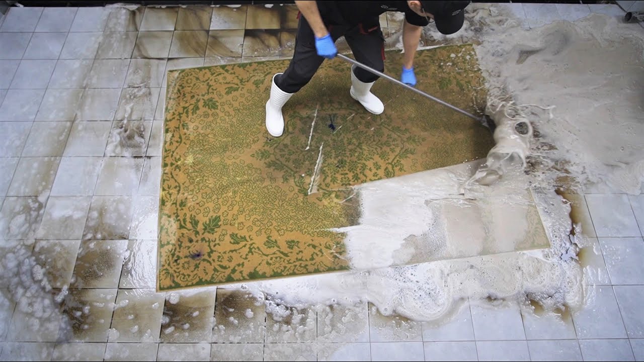 Мне не удалось очистить этот испачканный чернилами ковер. Во время стирки потекла коричневая слизь.