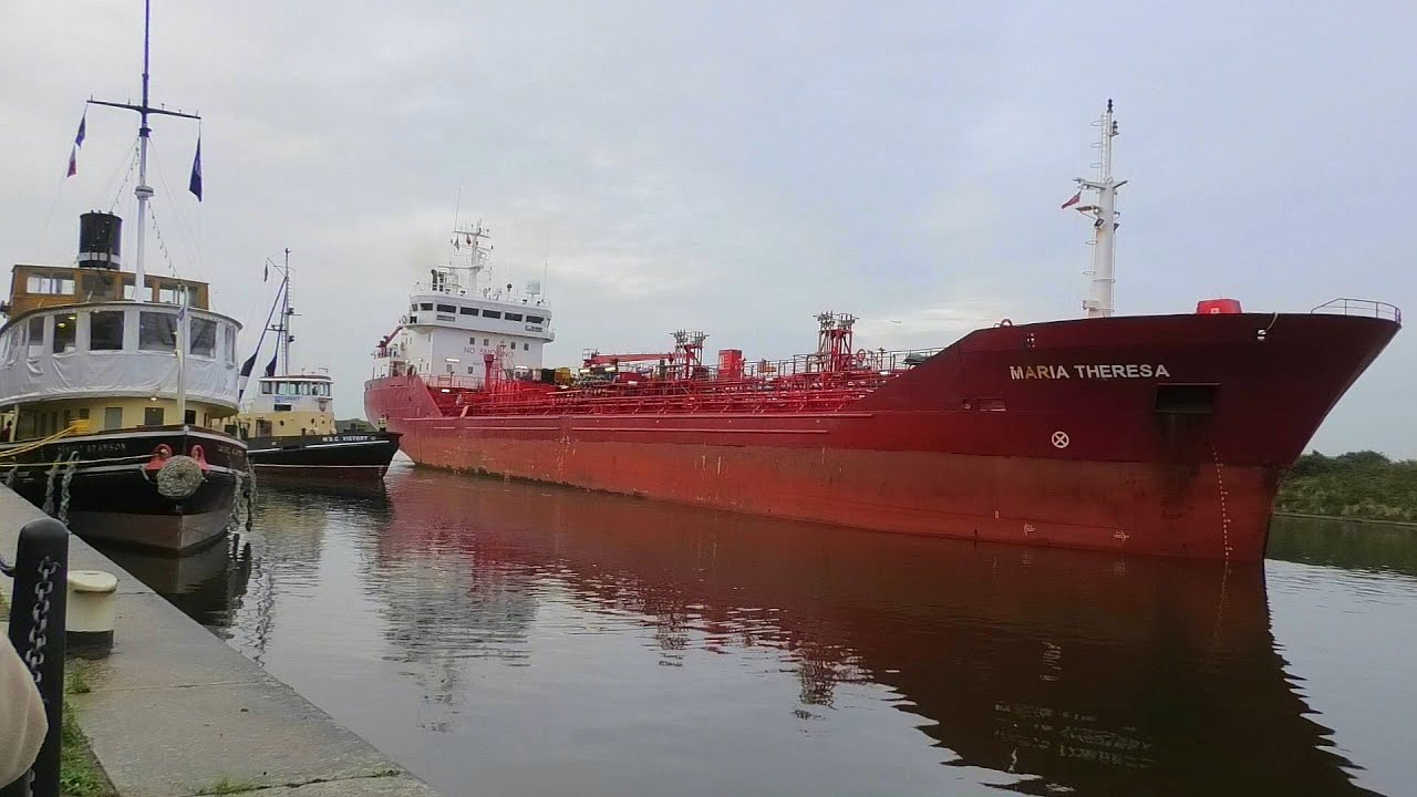 What, NO trains!!!! BUT, great action on the Manchester Ship Canal, 9th October 2021