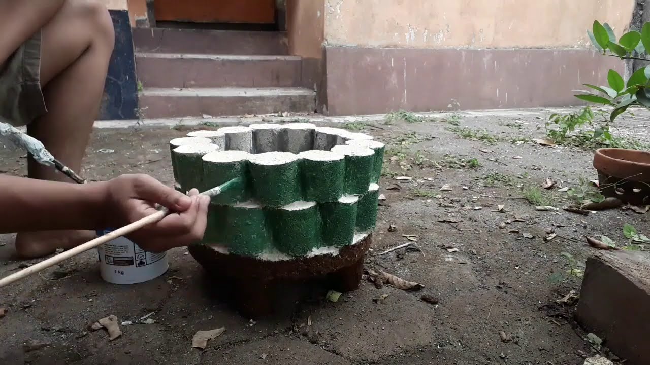 Cement Pots are strong and beautiful from used cork// Pot Cement