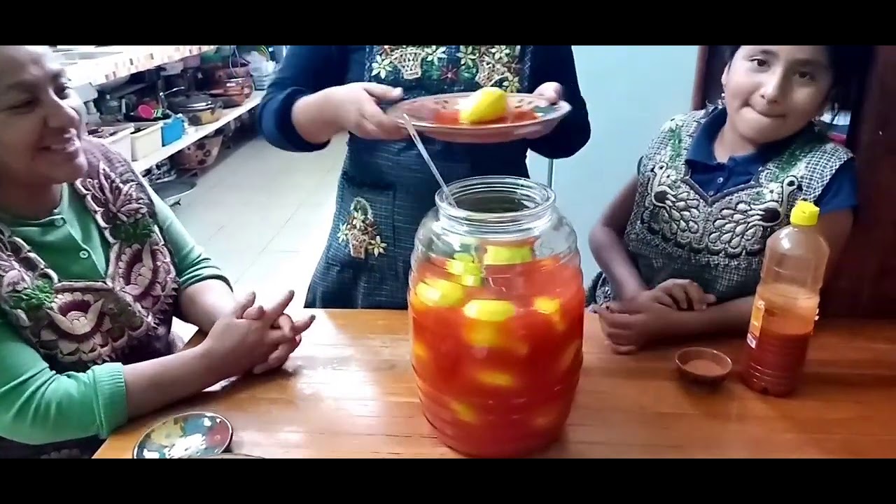 Preparando mangos en vinagre
