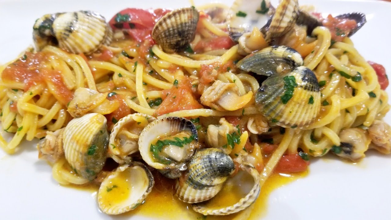 Spaghetti alla chitarra con cuori di mare,pomodorini e crema di porri