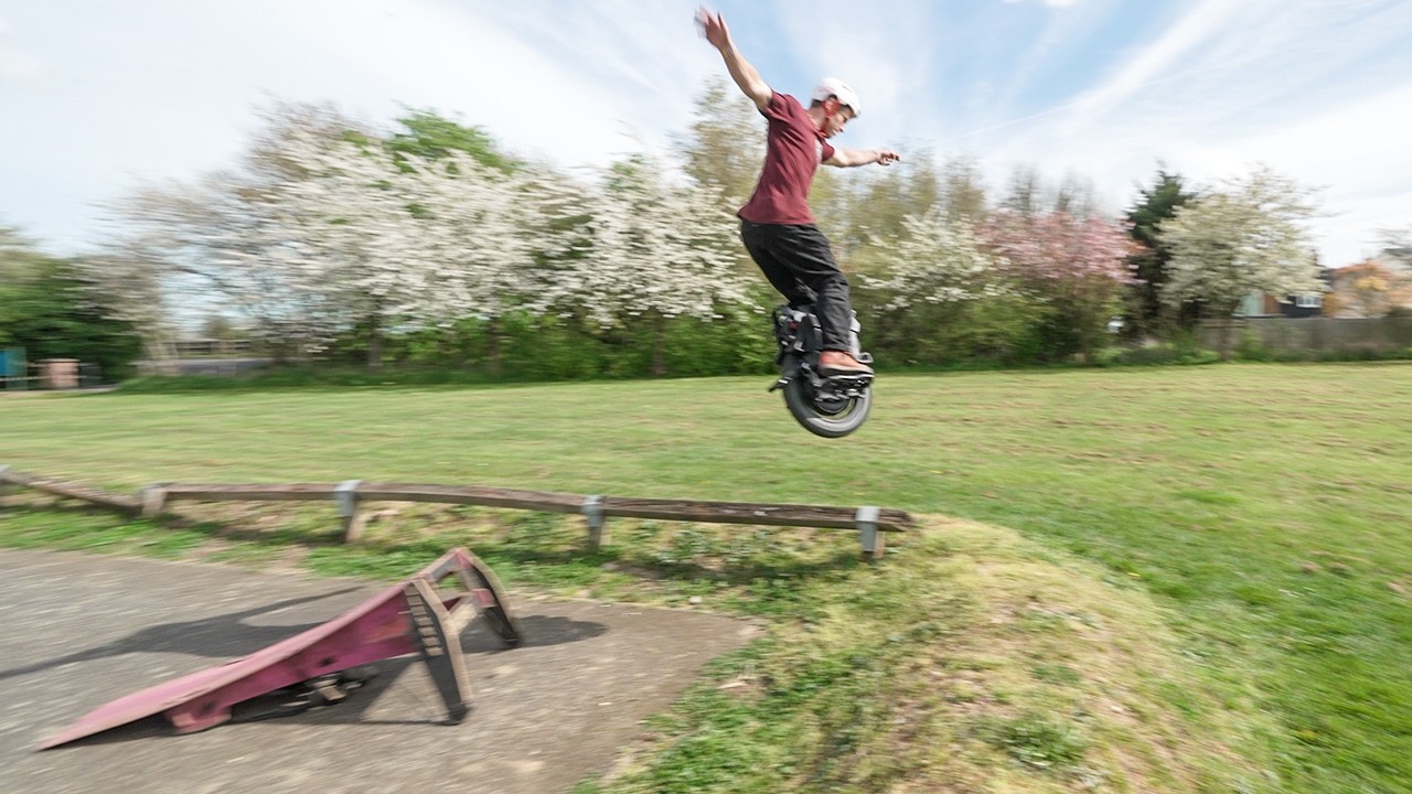 Мой новый руль для моноколеса невероятно мощный и быстрый &mdash; я падаю с огромной скоростью!