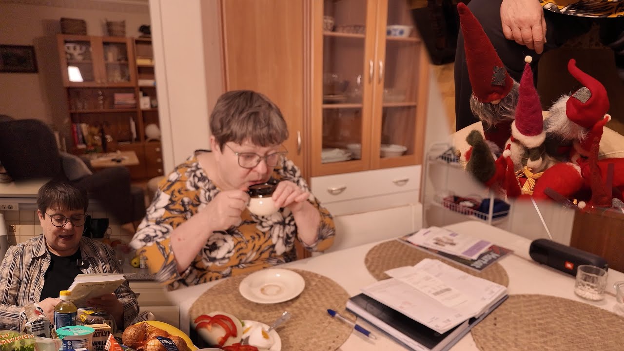 Sunnuntai-aamun aamupalaa ja lauantain ostosten tutkimista