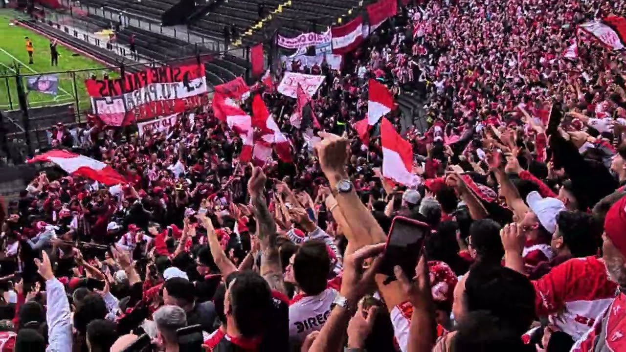 Entrada de la hinchada de Instituto en Santa Fe