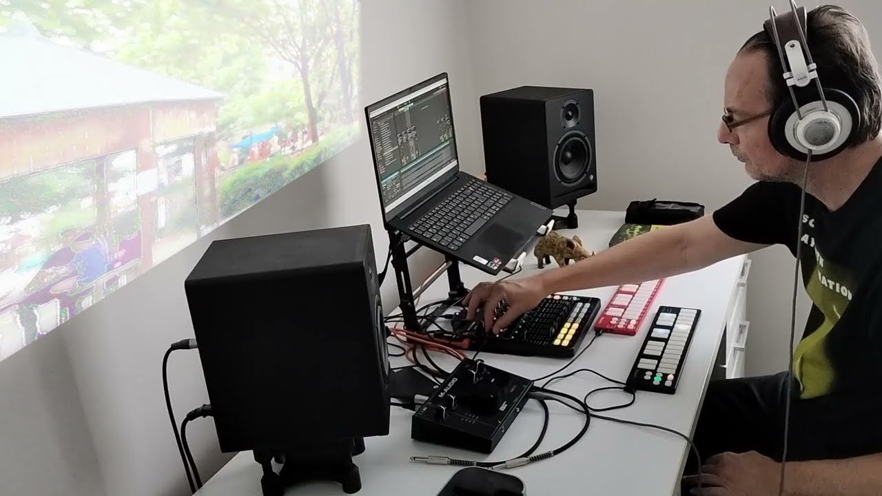 Fo(u)r Cellos (A homage to Tony Conrad)