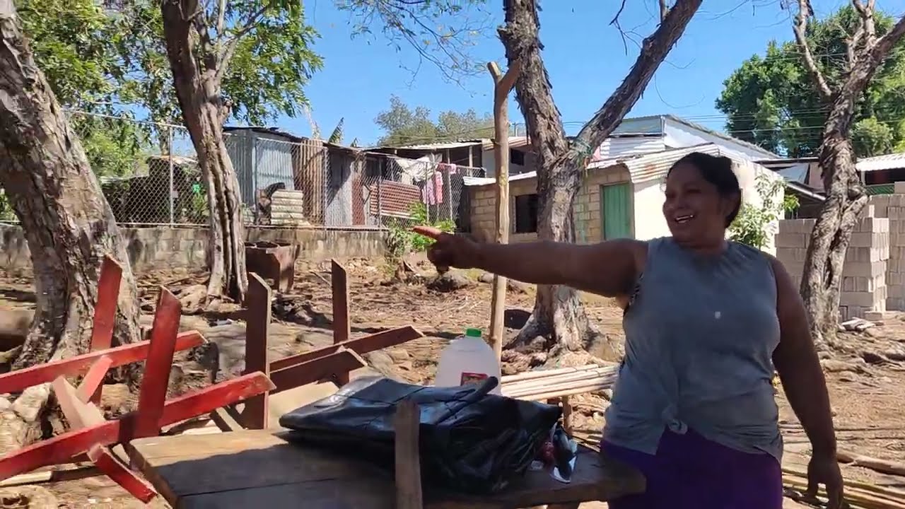 Lupita prepara su negocio para el inicio de clases 