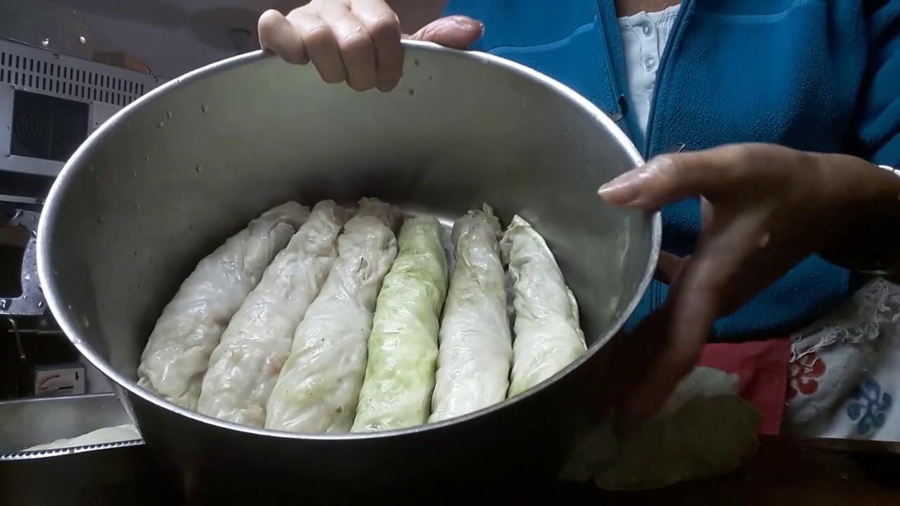 Cómo hacer niños envueltos en hojas de repollo, fácil y rico.