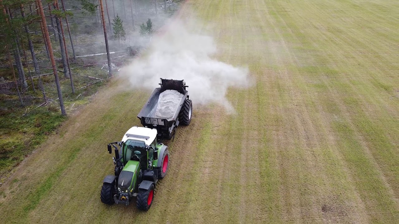 Kj&oslash;ring av kalk for Gr&oslash;nn Vekst. Fendt 516 med Bunning Lowlander MK90