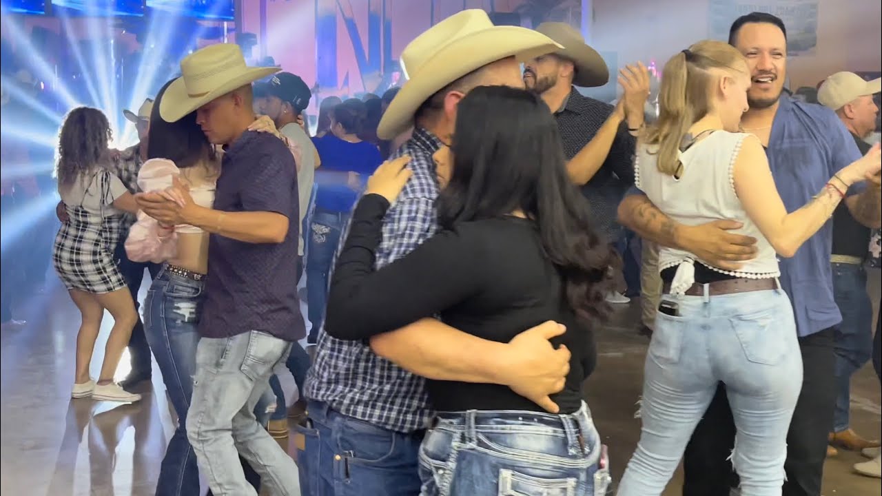 Ajua!Nos fuimos a bailar el carretonero y mira nomas que bien baila la gringa con el fantasma 🕺💃
